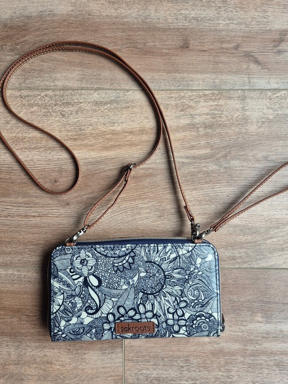 Sakroots Zip Around Wristlet Crossbody Wallet Spirit Desert Artist Circle